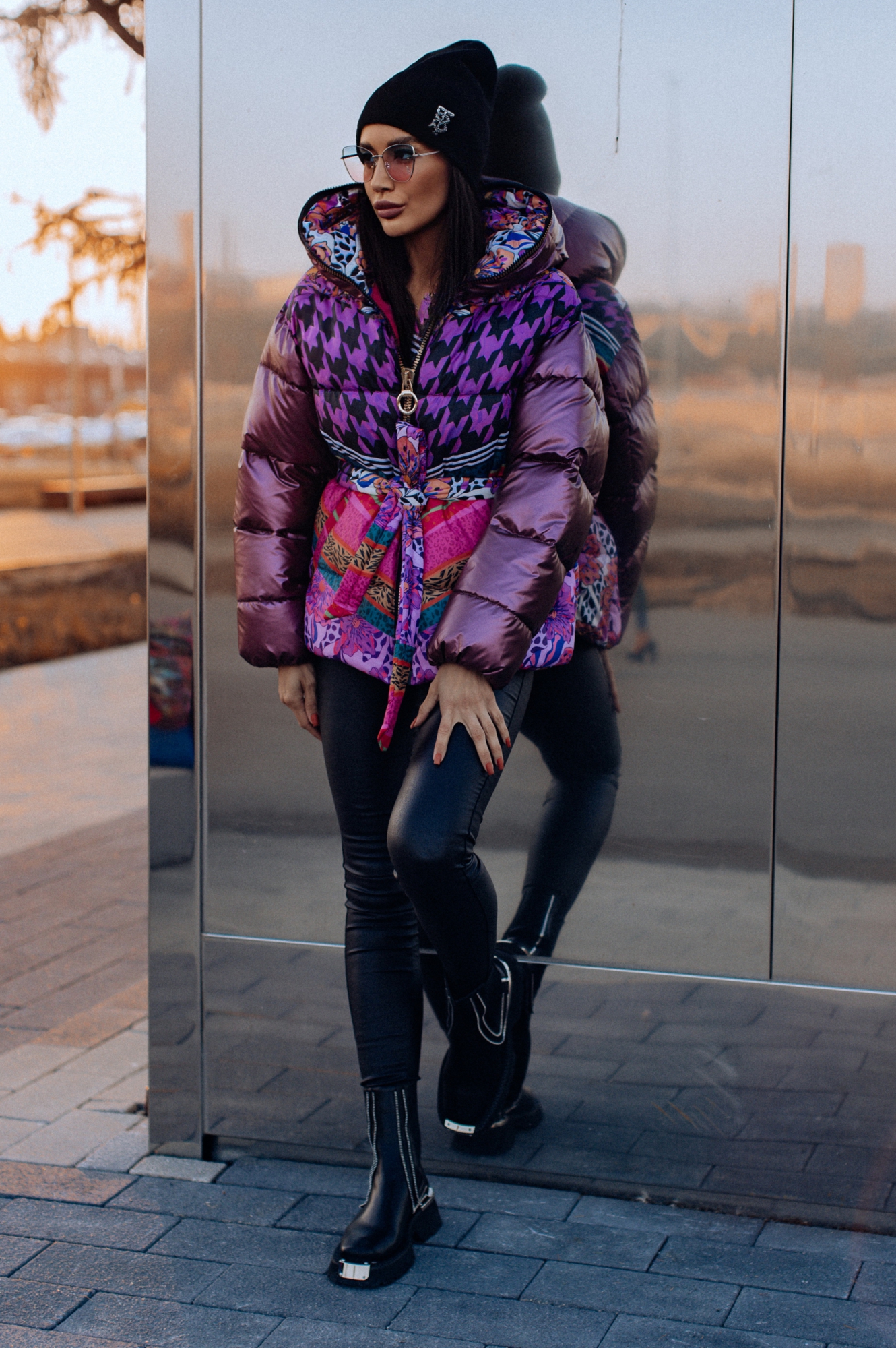 Яркая зимняя куртка с капюшоном