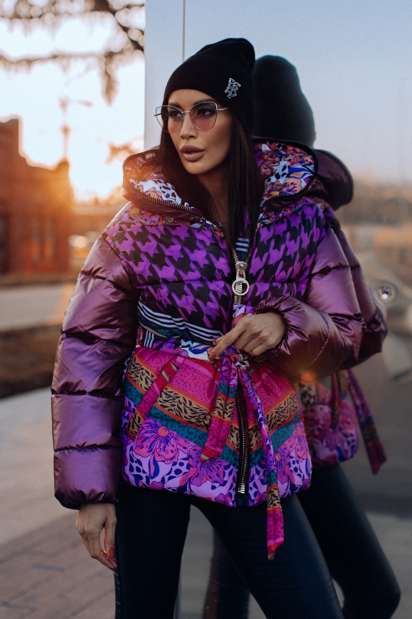 Яркая зимняя куртка с капюшоном