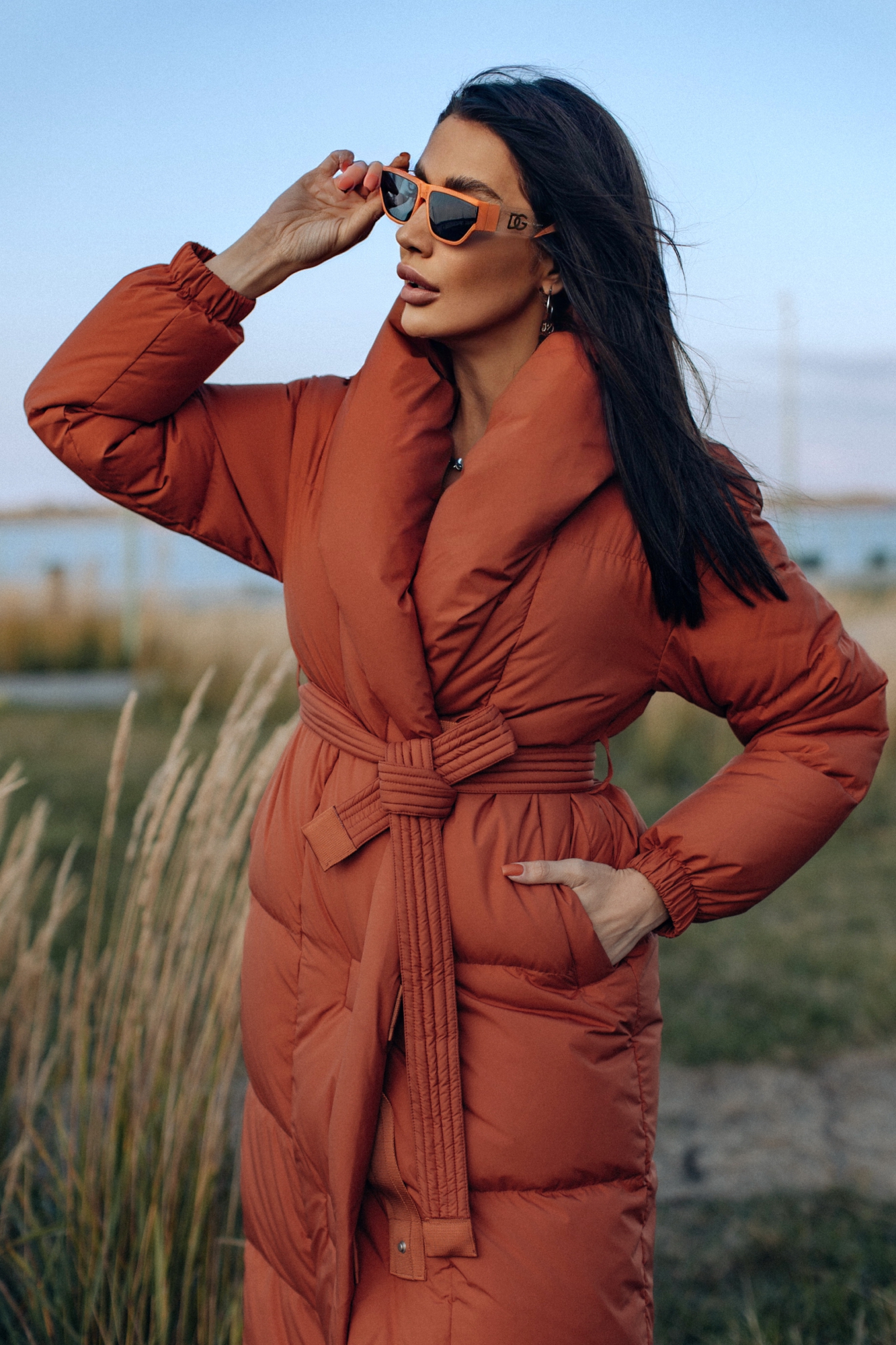 Пуховик в терракотовом цвете под пояс