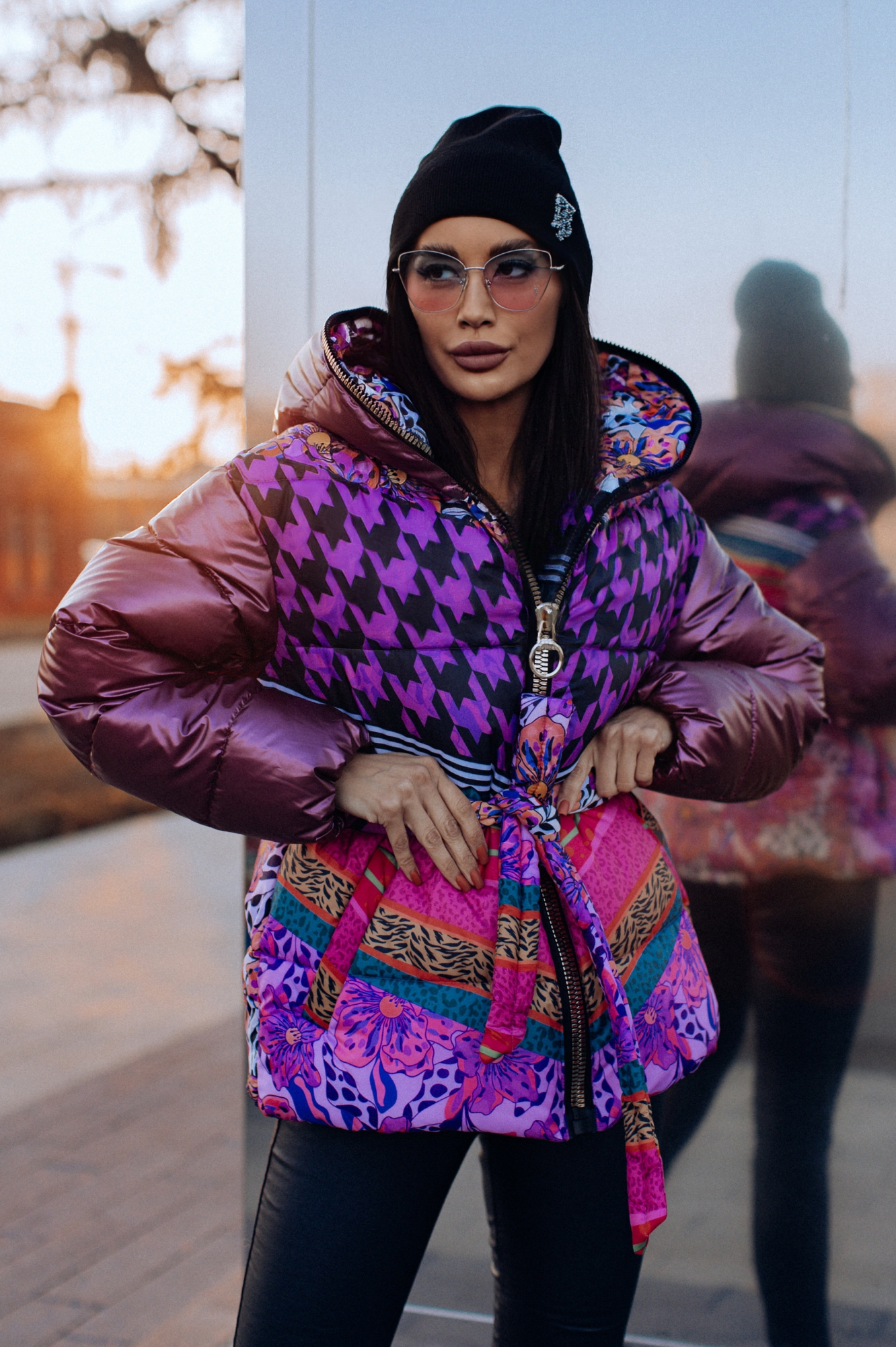 Яркая зимняя куртка с капюшоном