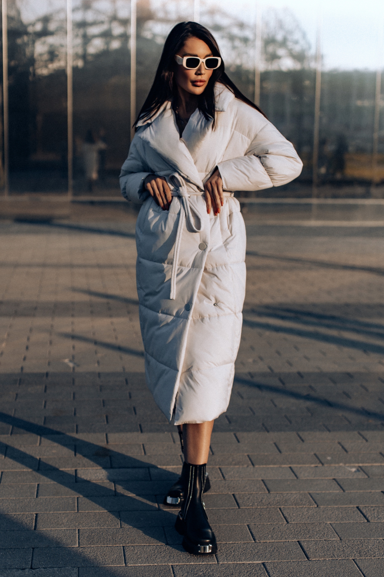 Удлиненный светлый пуховик для зимы