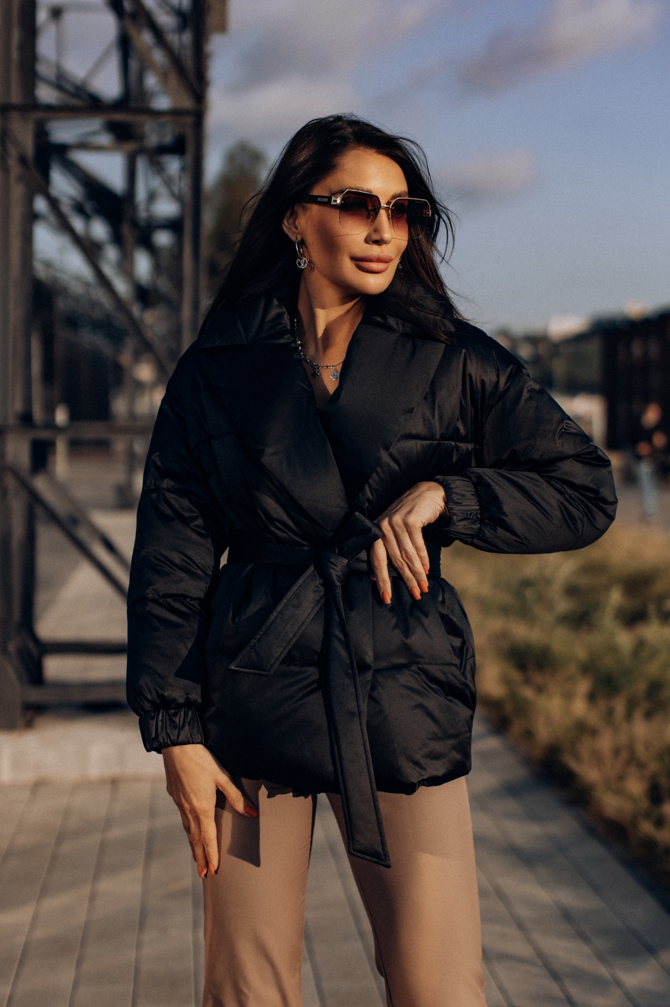 Короткая куртка в черном цвете