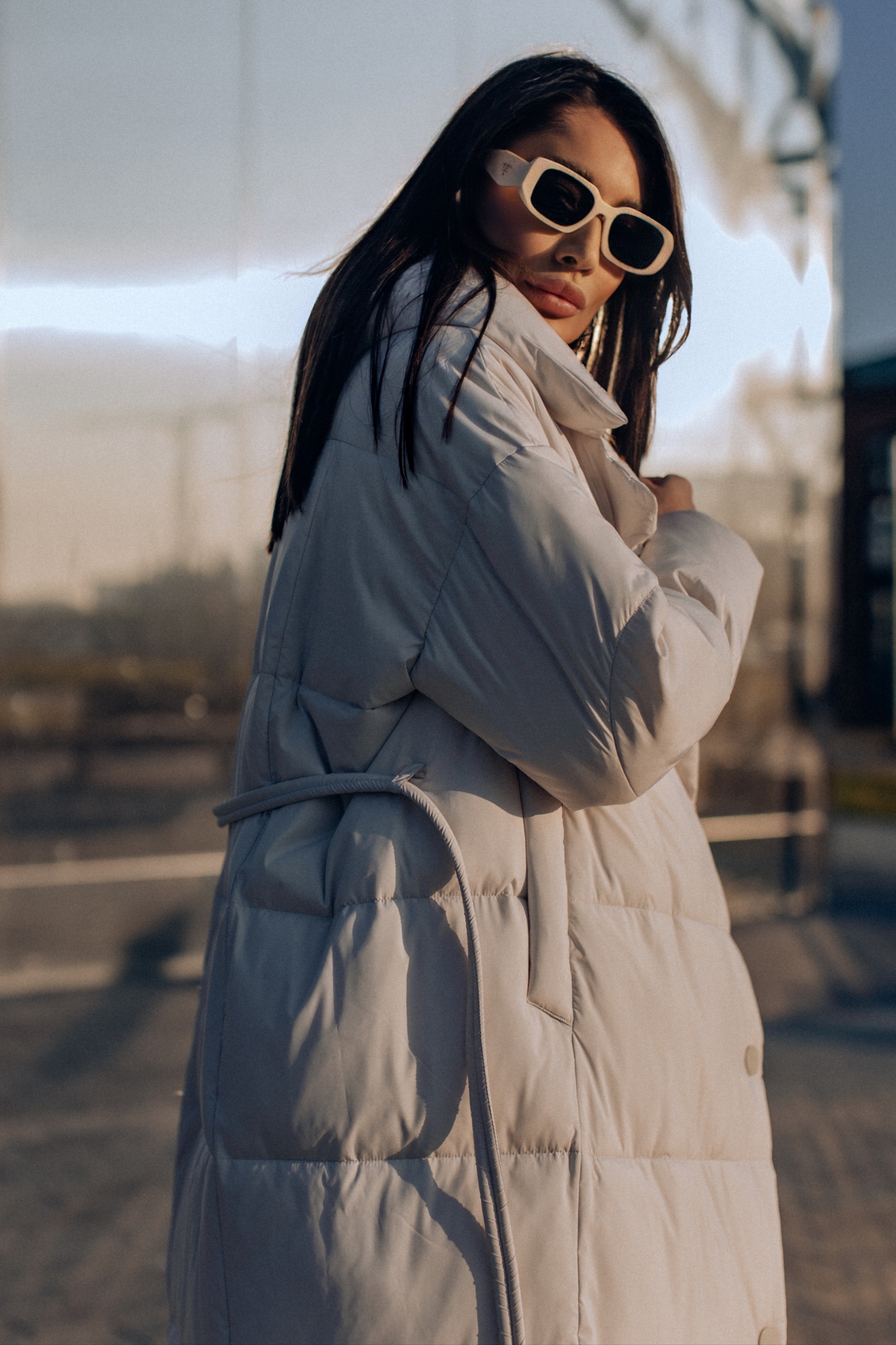 Удлиненный светлый пуховик для зимы