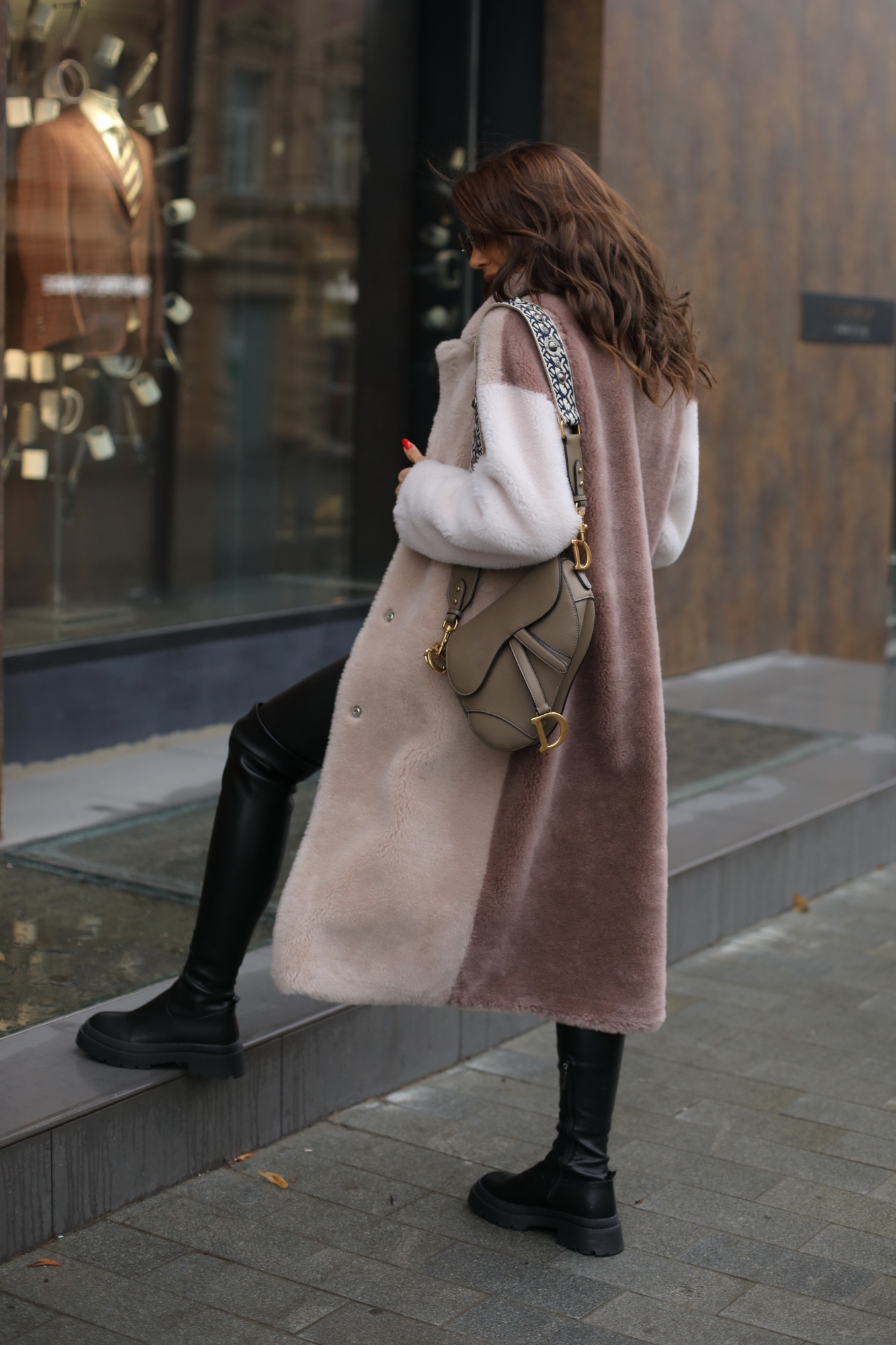 Трехцветная зимняя шубка из шерсти