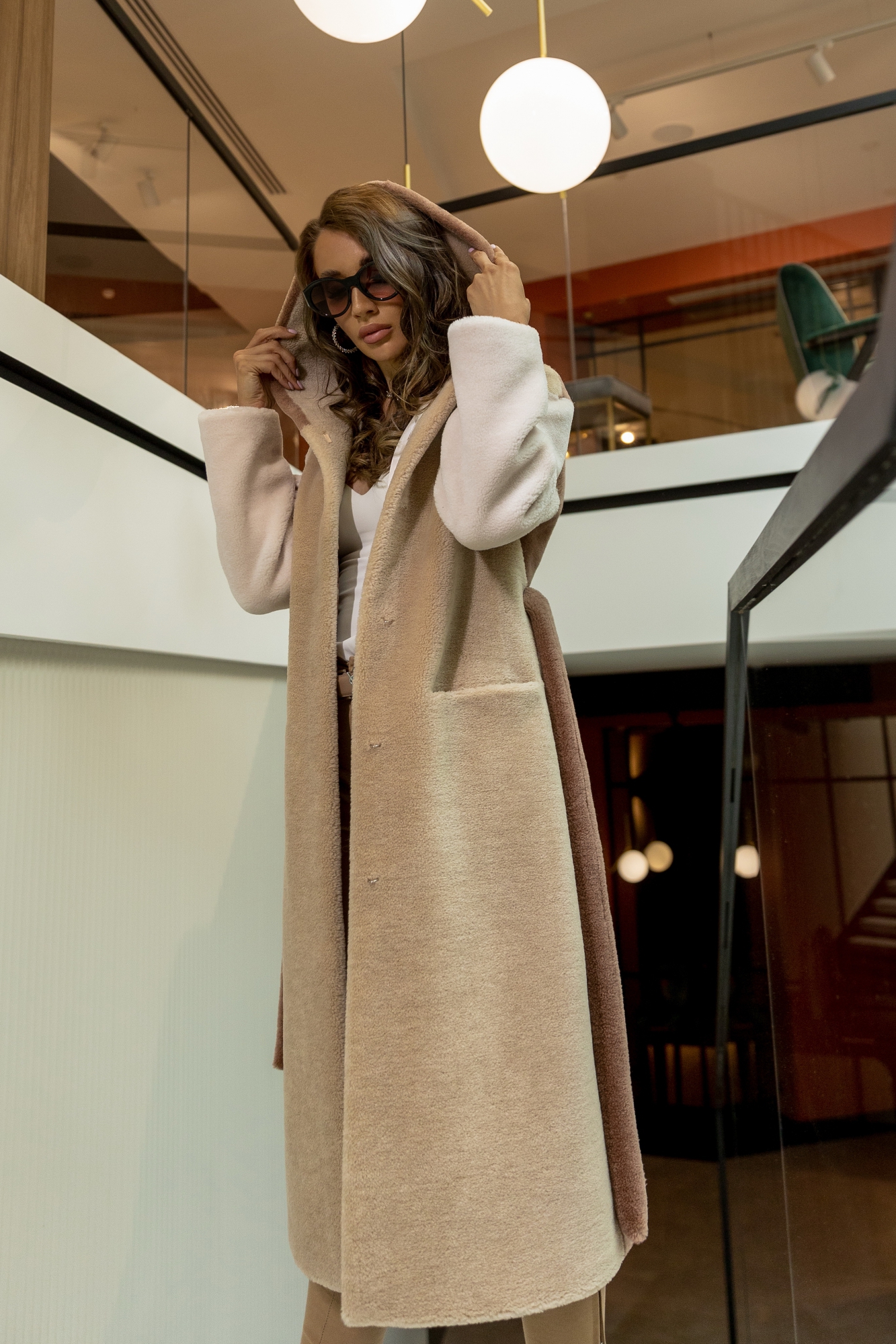 Трехцветная шуба из шерсти с капюшоном