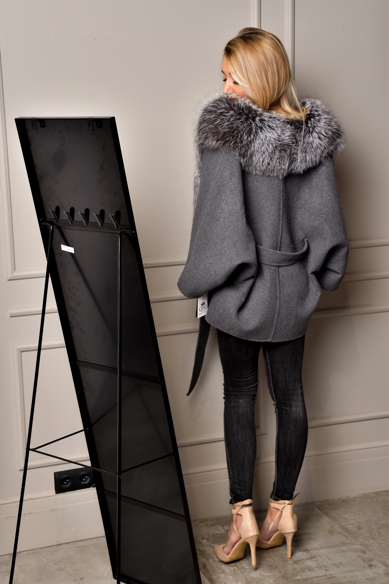 Пончо с мехом чернобурки.