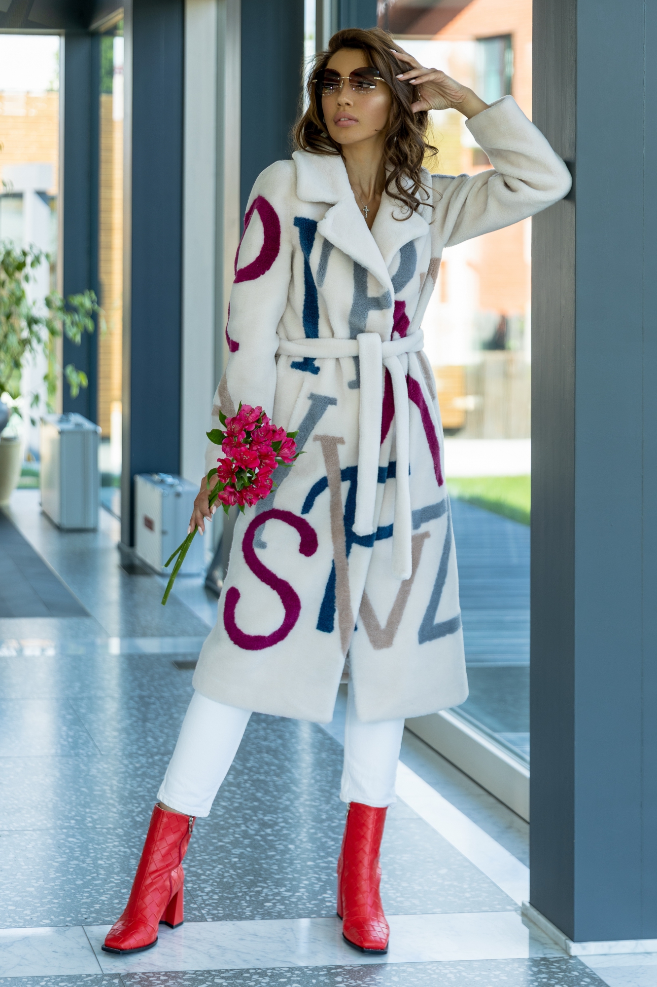 Цветная шуба из шерсти с поясом