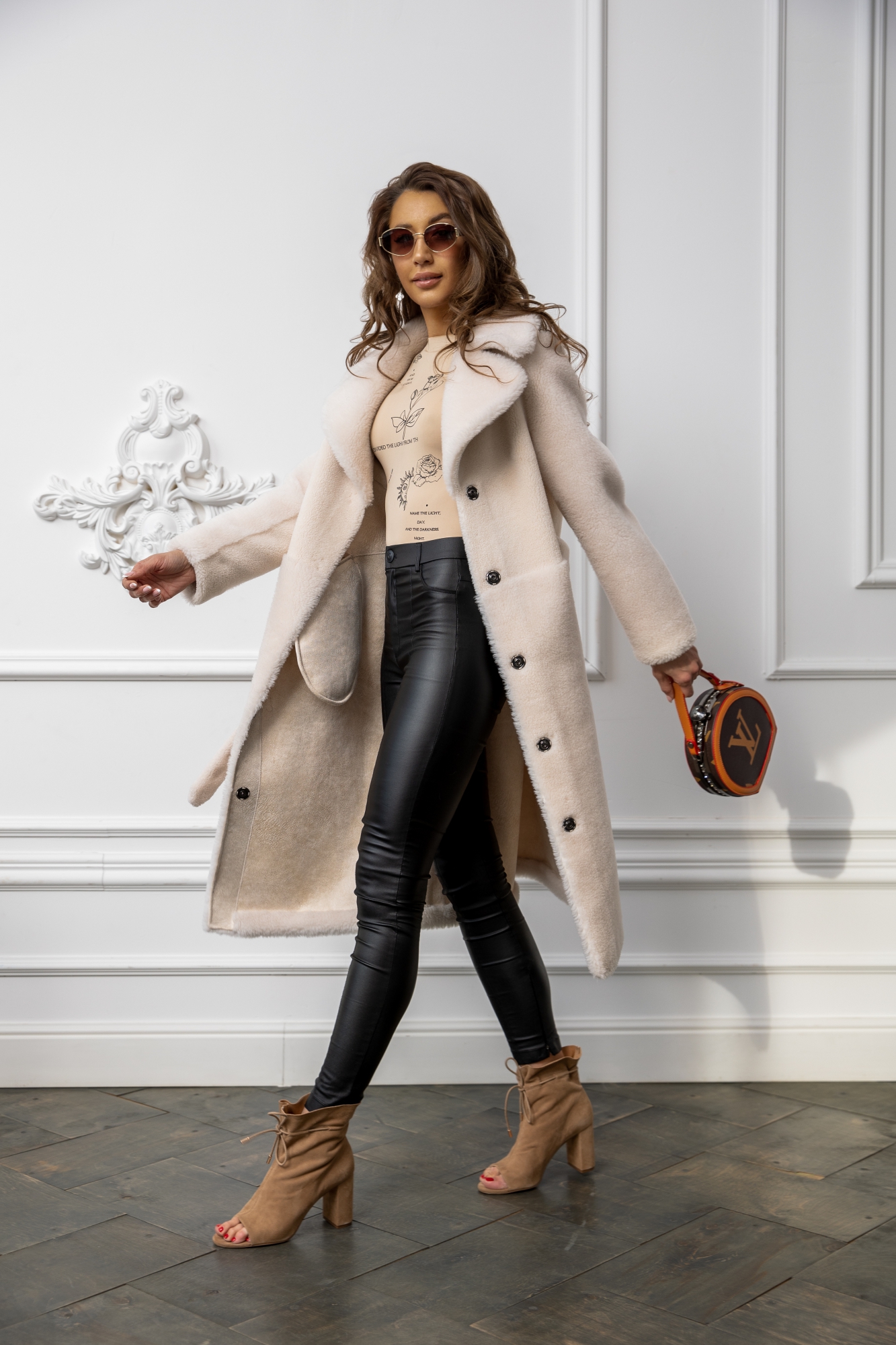 Удлиненная шубка молочного цвета с английским воротником