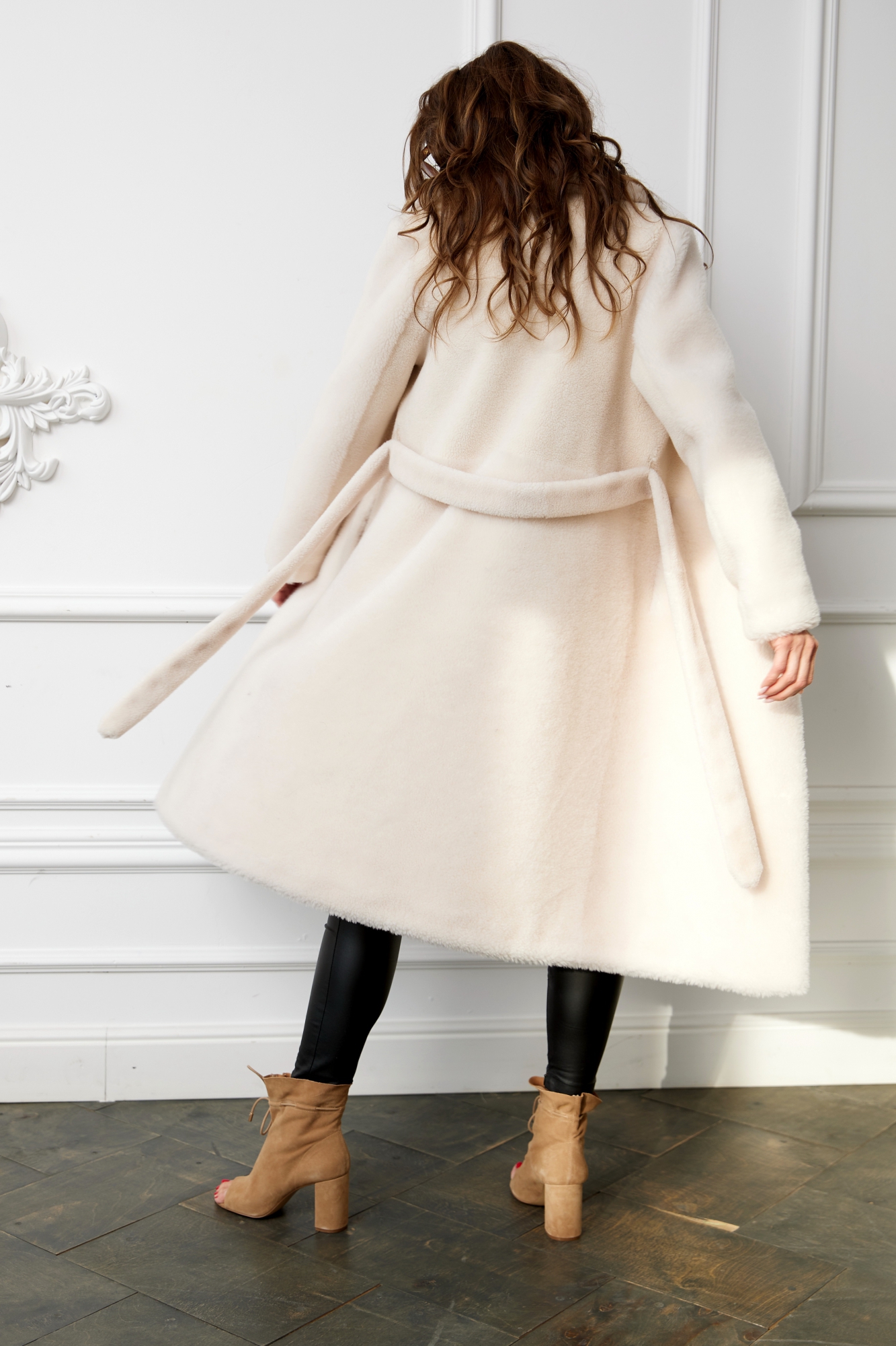 Удлиненная шубка молочного цвета с английским воротником