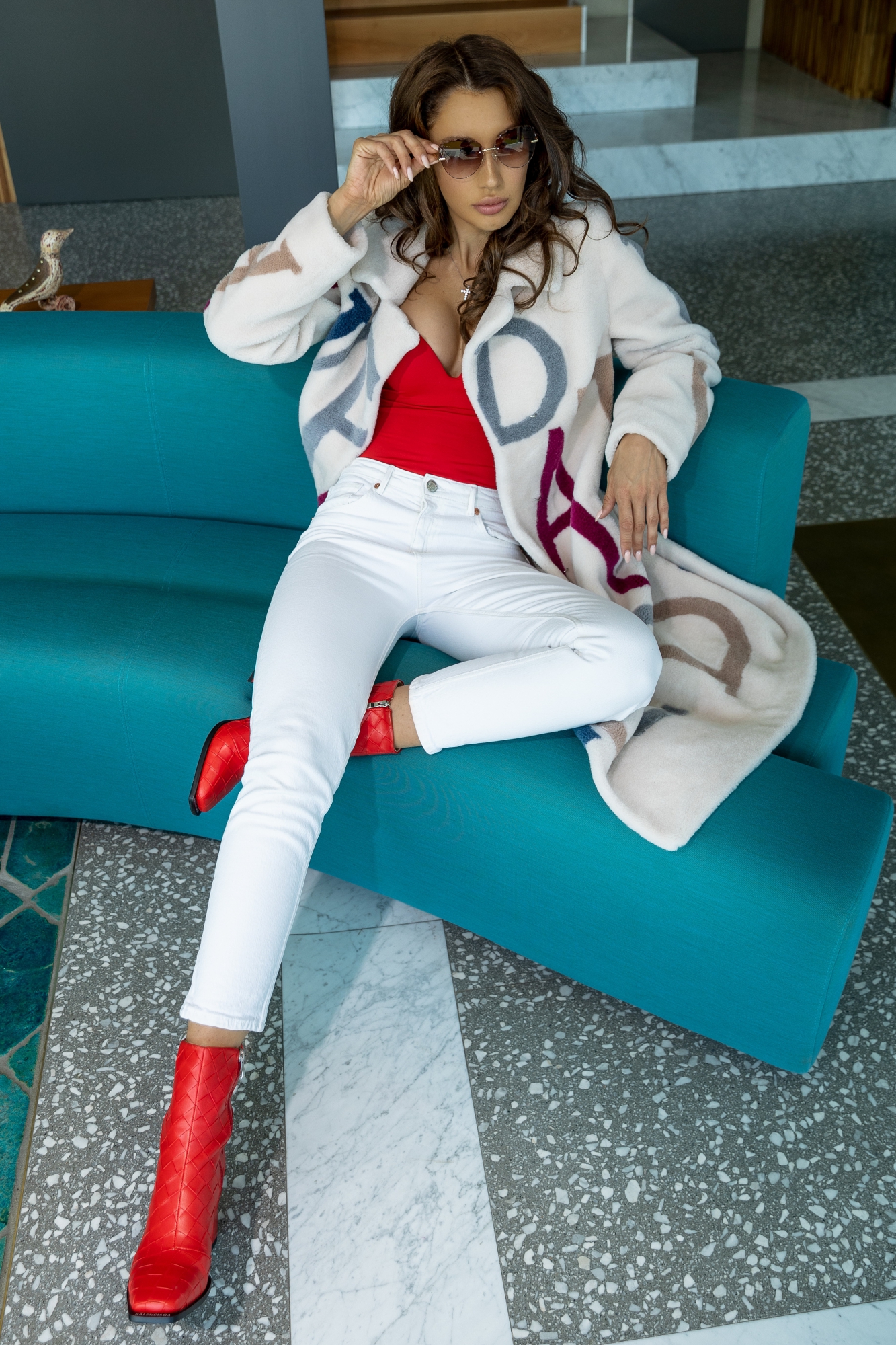 Цветная шуба из шерсти с поясом