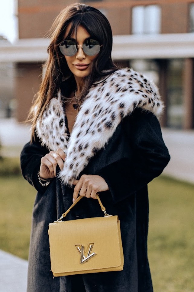 Шуба из экомеха с капюшоном