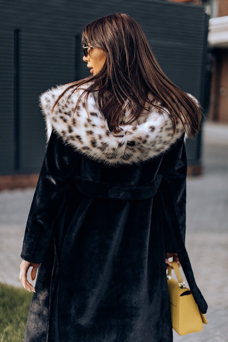 Шуба из экомеха с капюшоном