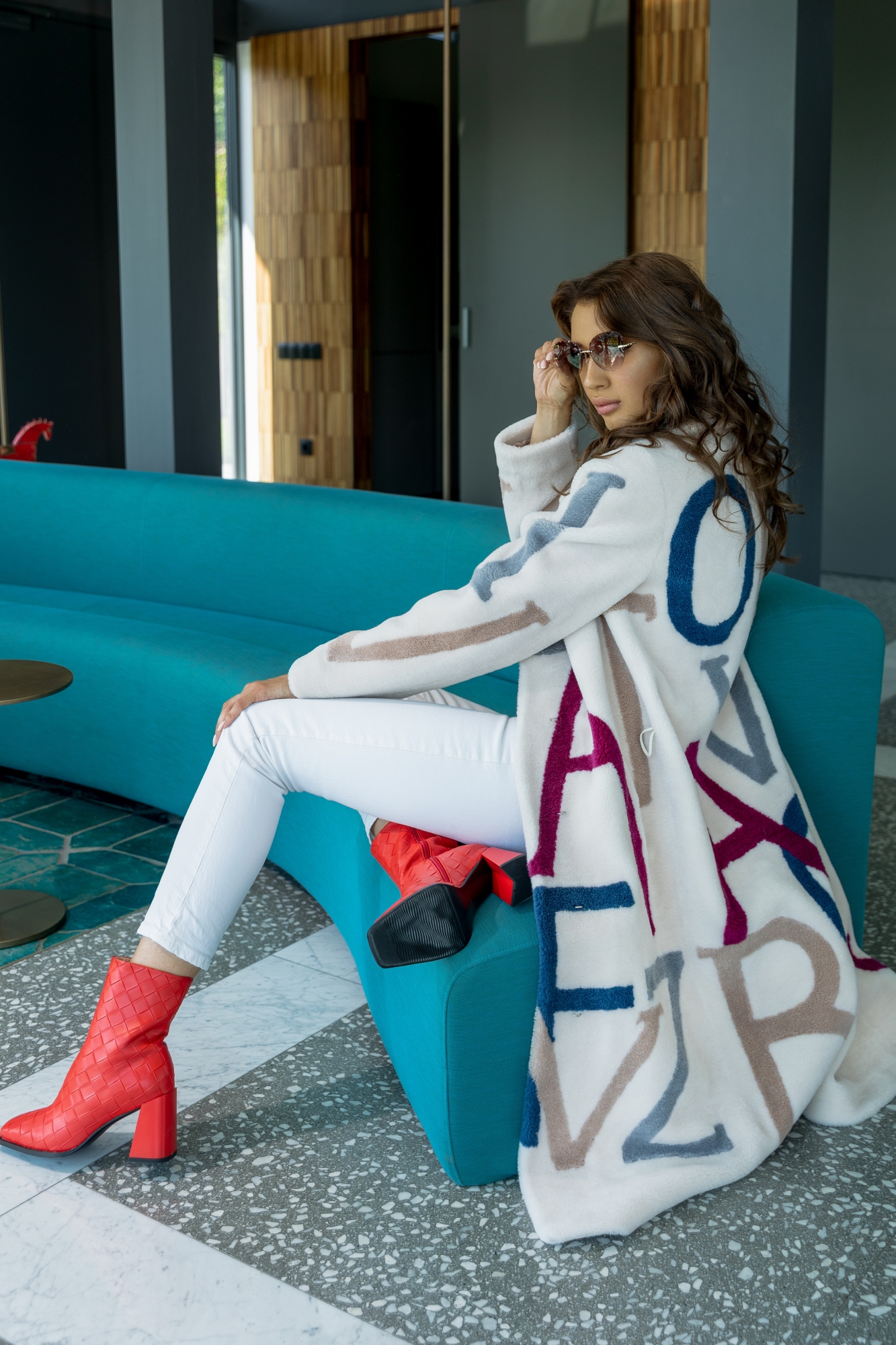 Цветная шуба из шерсти с поясом