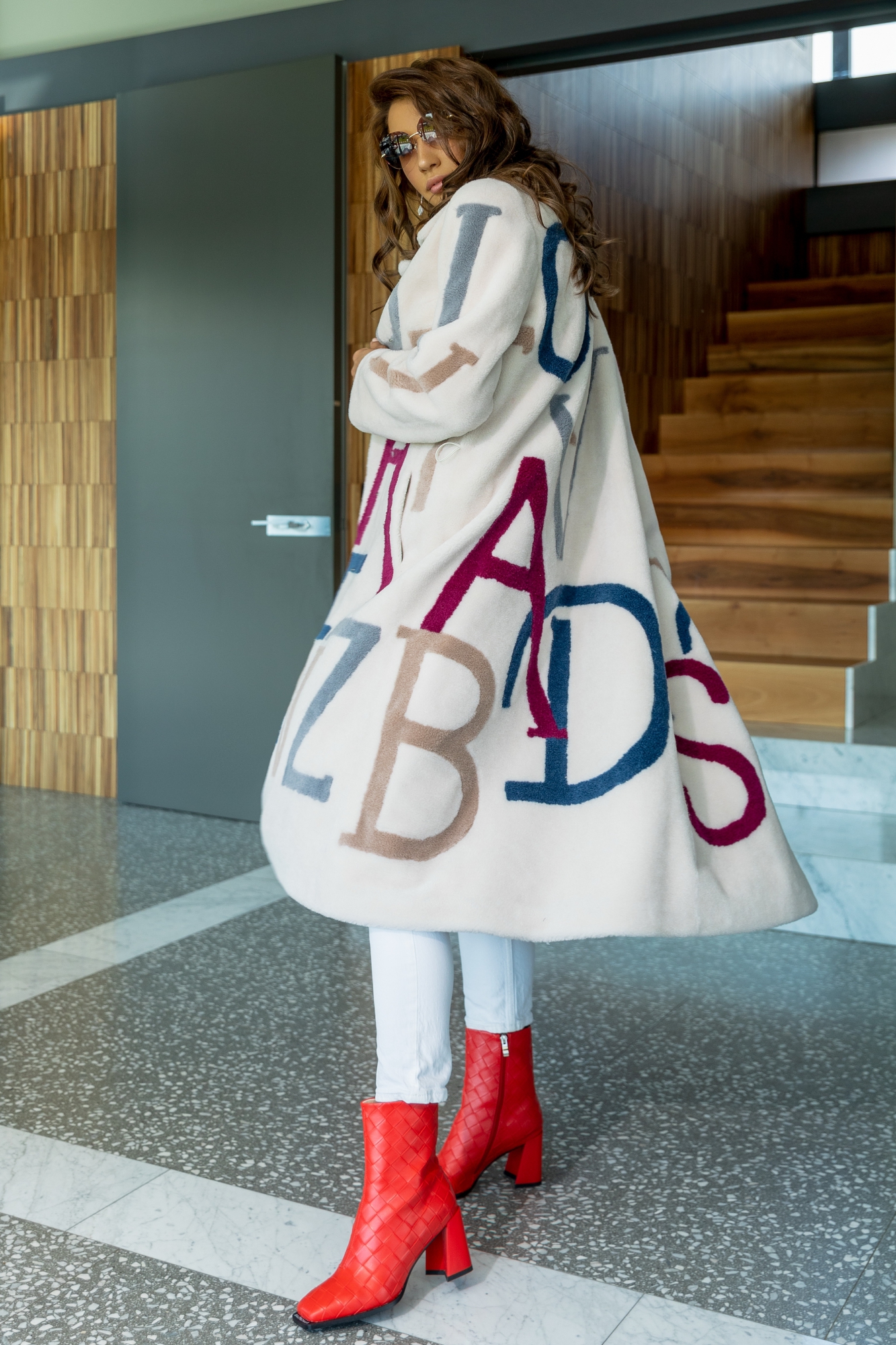 Цветная шуба из шерсти с поясом